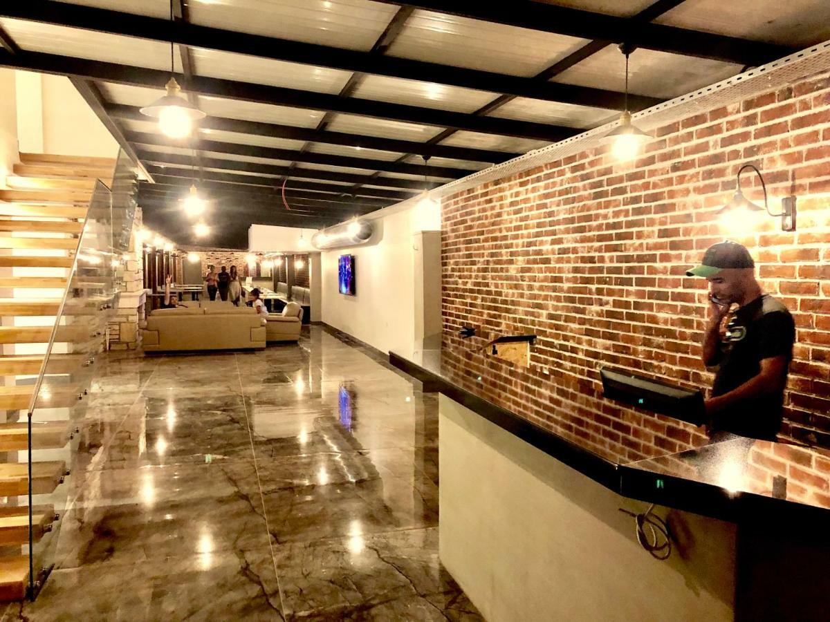 Victoria Hotel And Lounge โฟชา ภายนอก รูปภาพ