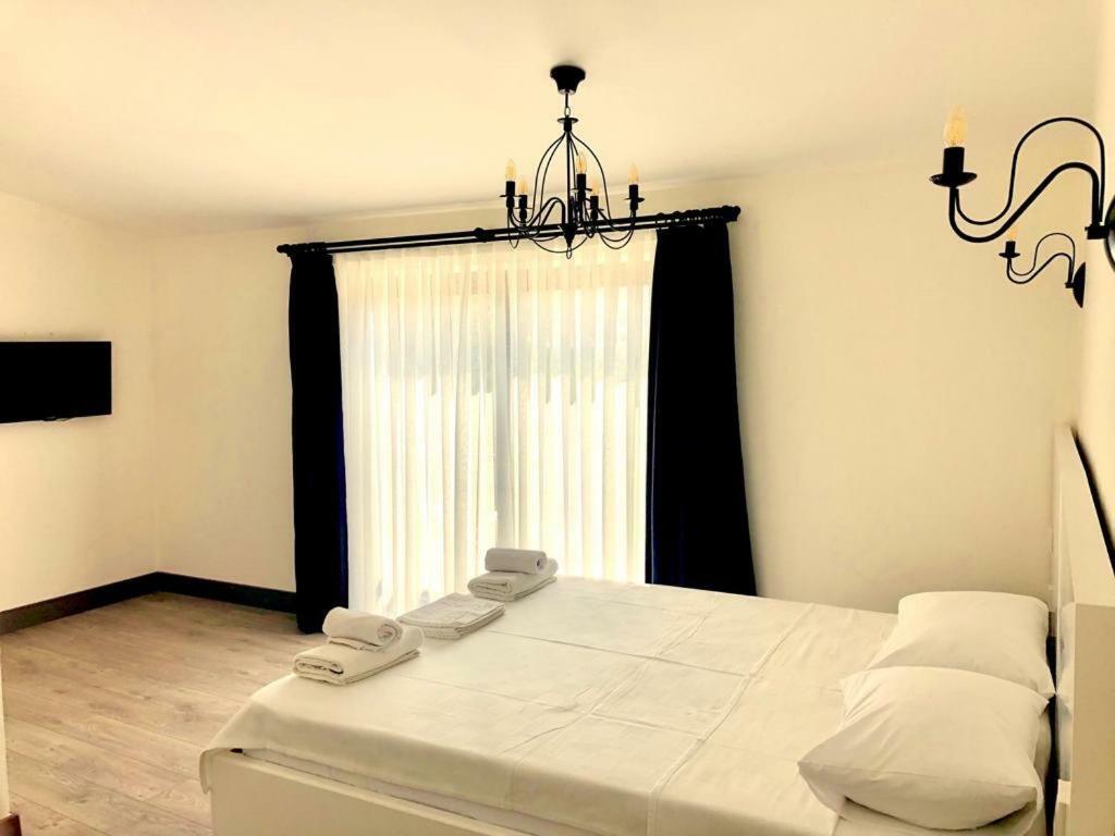 Victoria Hotel And Lounge โฟชา ภายนอก รูปภาพ