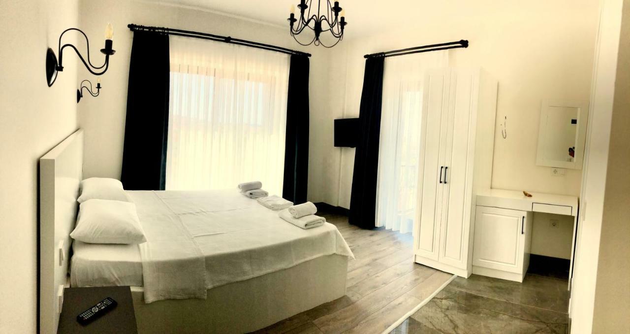 Victoria Hotel And Lounge โฟชา ภายนอก รูปภาพ
